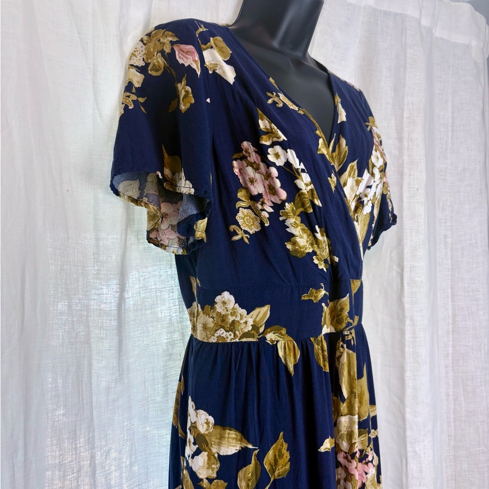 💥3/$30💥Soft Open Back Tie Floral Navy Boho Wrap Jumpsuit